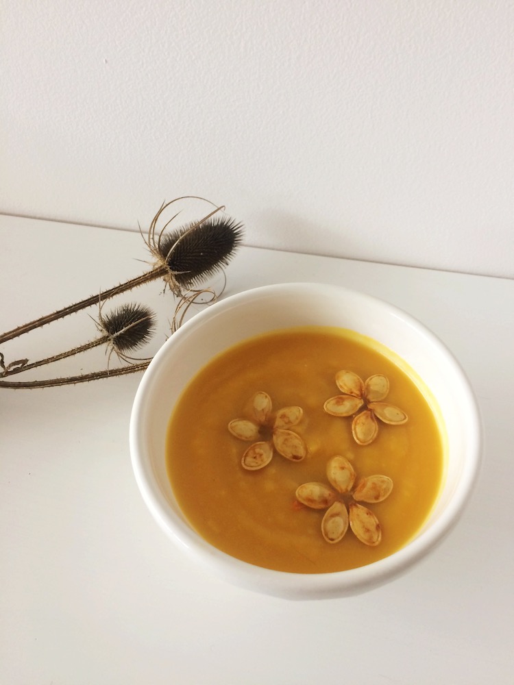 vegan pumpkin soup with ginger and pumpkin seeds